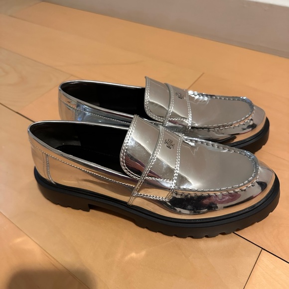 Tory Burch Classic Lug Loafers - good as 🆕 💫 - Picture 2 of 6